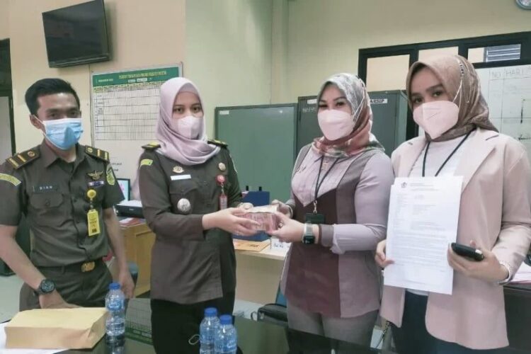 Penyerahan uang denda dari pihak terpidana atas nama Aritsu ke Kejari Padang, Senin (22/11/2021).