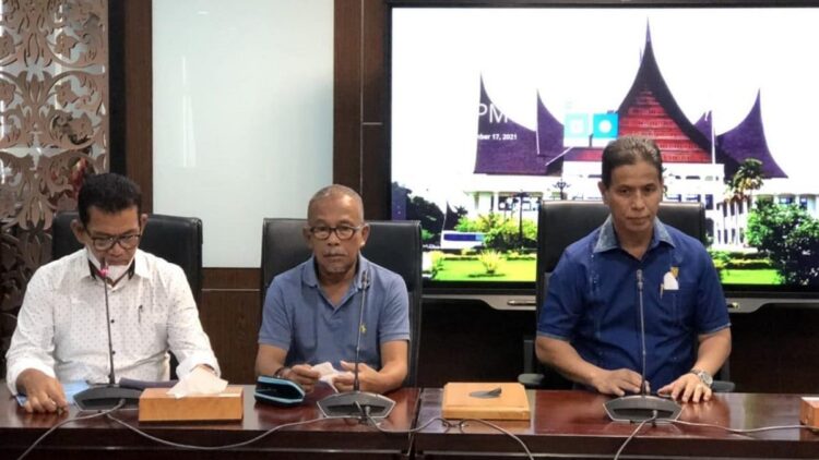 Ketua PSSI Sumbar Indra Dt Rajo Lelo (baju biru) pimpin MCM Babak 8 Besar Liga 3 2021 zona Sumatera Barat, Kamis (17/11/2021).