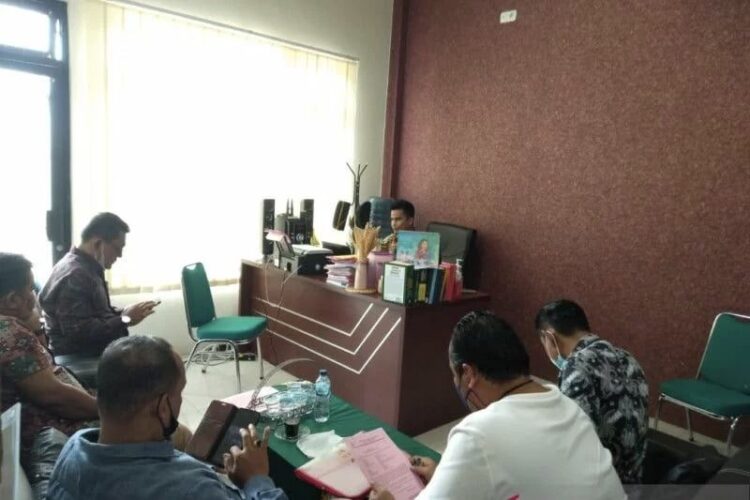 Kerugian Negara Kasus BUMDes Manggung Pariaman Capai Rp125 juta 1 Kedua tersangka pada kasus penyertaan modal BUMDes Lumbung Mas, Desa Manggung, Kecamatan Pariaman Utara, Kota Pariaman, Sumbar dan kuasa hukumnya berada di ruang Kasi Pidana Khusus Kejari Pariaman, Yuharmen Yakub.