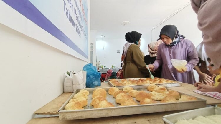 PT Semen Padang-PNM Gelar Pelatihan Menjahit dan Memasak untuk Tingkatkan Ekonomi Masyaraka 1 Kegiatan pelatihan memasak dan menjahit untuk kelompok ibu-ibu dari nasabah Mekar Cabang Lubuk Kilangan, Kota Padang, Senin (15/11/2021).