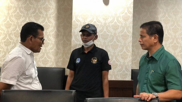 Babak 8 Besar Liga 3 Sumbar: PSP dan Batang Anai Jadi Tuan Rumah 1 Ketua Panpel Yulius Dede, Sekum PSSI Sumbar Hendra Dupa dan Ketua PSSI Sumbar Indra Dt Rajo Lelo.