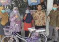 8 Tahun Jalan Kaki, Penjual Kue Bahagia Diberi Sepeda