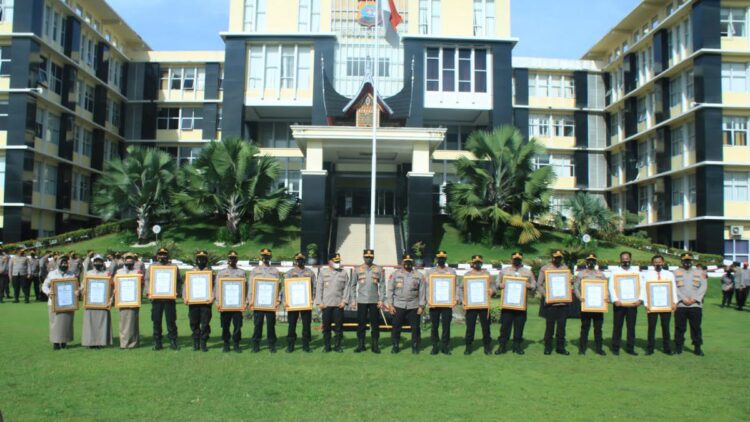 Sukseskan Vaksinasi, Kapolda Sumbar Beri Penghargaan untuk Personel 1 Personel Polda Sumbar yang mendapatkan penghargaan bersama PJU.