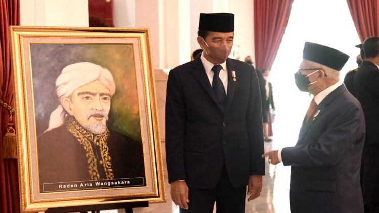 Presiden Anugerahkan Gelar Pahlawan Nasional untuk Empat Tokoh, Ini Biografinya 1 Presiden Jokowi berbincang dengan Wakil Presiden Ma’ruf Amin di depan lukisan Raden Aria Wangsakara, Pahlawan Nasional dari Banten, yang baru saja dianugerahkan pada Rabu (10/11/2021). (Foto: BPMI Setpres/Rusman)