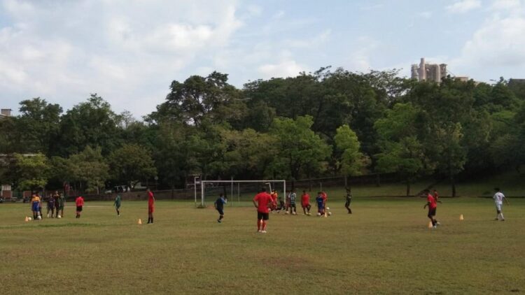 Latihan siswa SSB Semen Padang.