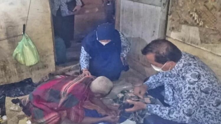 Pria Lansia asal Padangpariaman yang telantar di Bukittinggi mendapat bantuan dari Dinsos setempat. (Antara/HO-Kominfo Bukittinggi)