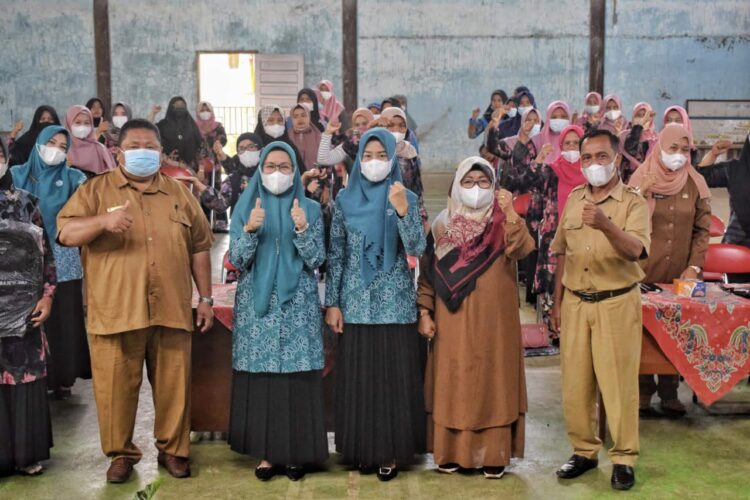 Wakil Ketua TP-PKK Solok Selatan Ny Hj Bet Yulian Efi pada saat pembukaan pelatihan dasawisma di Aula Kantor Wali Nagari Sungai Kunyit Barat, Selasa (9/11/2021).