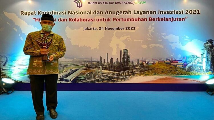 Gubernur Sumbar Mahyeldi saat menerima penghargaan saat Anugerah Layanan Investasi 2021 di Jakarta.