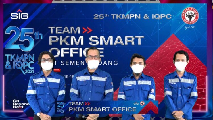 TIM PKM SMART OFFICE , salah satu tim inovasi PT Semen Padang yang meraih Gold pada ajang Temu Karya Mutu dan Produktivitas Nasional (TKMPN) XXV yang diselenggarakan pada 15 hingga 18 November 2021. Tampak Tim SMART OFFICE dari kiri ke kanan, Eko Tri Saputra, Muharmansyah, Ari Mulia, dan Yudistia Hadi Pratama.