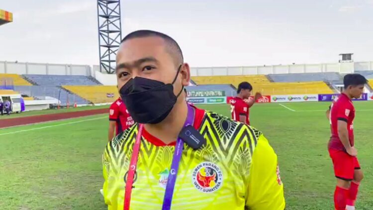 Wagub Audy saat menonton pertandingan Semen Padang FC di Pekanbaru. Semen Padang FC berhasil bertahan di Liga 2.