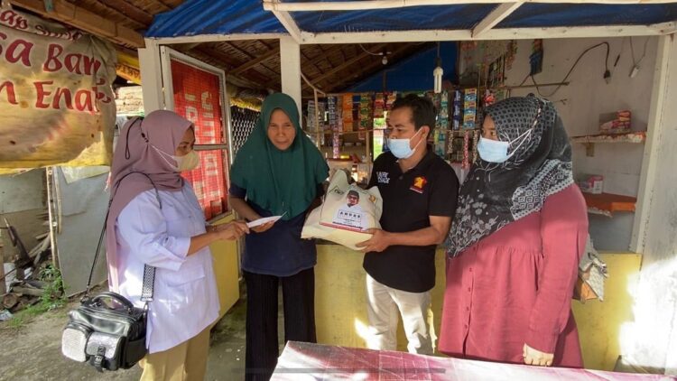 Pengurus DPD Gerindra Sumbar menyerahkan bantuan sembako dan uang tunai dari Andre Rosiade kepada Etmalia yang terkena kanker payudara. (IST)