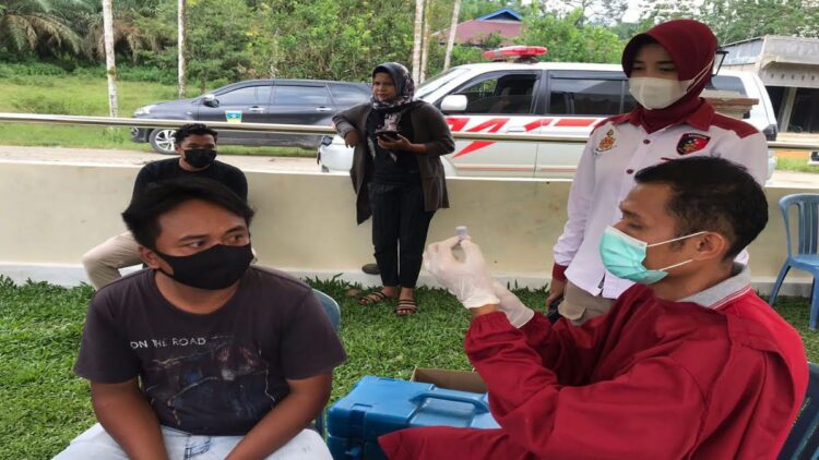 Warga Solsel mengikuti vaksinasi yang digelar Polsek Sangir Batang Hari. (IST)