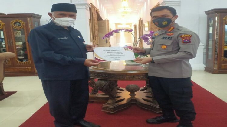 Terima Penghargaan dari Gubernur Sumbar, Ini Keberhasilan Kapolresta Padang 1 Gubernur Sumbar memberikan penghargaan kepada Kapolresta Padang Kombes Pol Imran Amir. (IST)