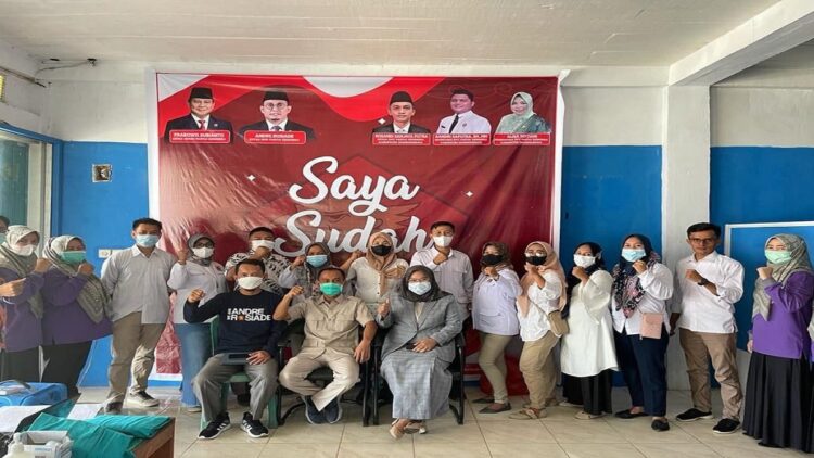 Pengurus DPC Gerindra Dharmasraya berfoto bersama suai menggelar vaksinasi COVID-19 di Kantor DPC Gerindra, Selasa (2/11). (IST)