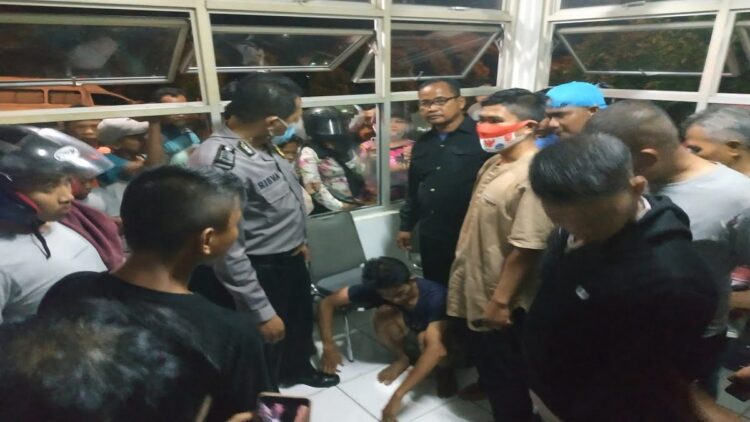 Pelaku pencurian saat diamankan polisi dari amukan warga. (IST)