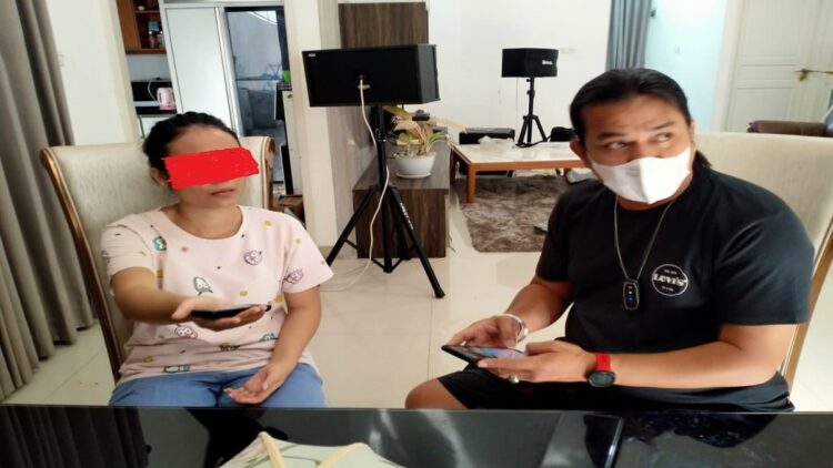 Polisi memeriksa Eni Natalia yang juga pembantu di rumah korban perampokan di Kuranji, Kota Padang. (IST)