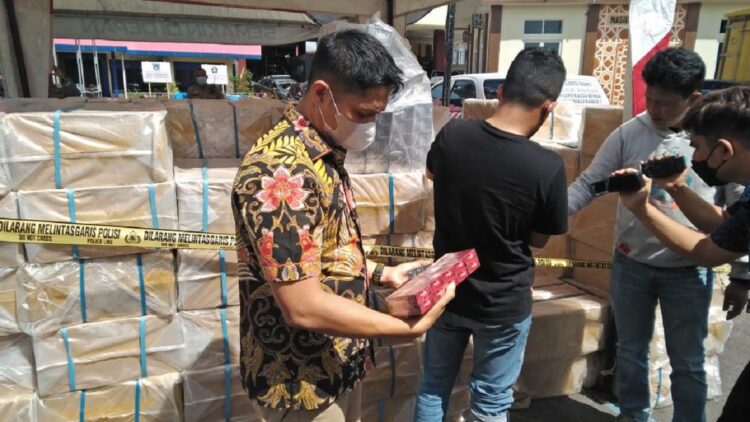 Cegat Mobil di Kawasan Bungus, Polisi Amankan Ribuan Bungkus Rokok ilegal 1 Kasat Reskrim Polresta Padang Rico Fernanda memperlihatkan barang bukti rokok ilegal. (IST)