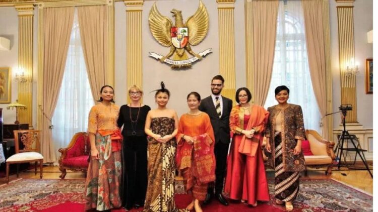 Siapkan Generasi Muda Berkiprah di Internasional, Sekolah Mode RI dan Italia Perkuat Kolaborasi 1 Suasana 'Coffee Morning at the Embassy' di KBRI Roma, di mana dilakukan penandatanganan kerja sama antara Sekolah mode La Salle College Jakarta dan Academia di Moda KOEFIA Italia. (ANTARA/HO-KBRI Roma)