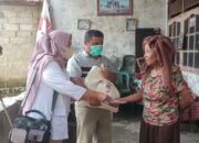 Andre Rosiade Bantu Perempuan Pemulung di Parak Gadang, Padang