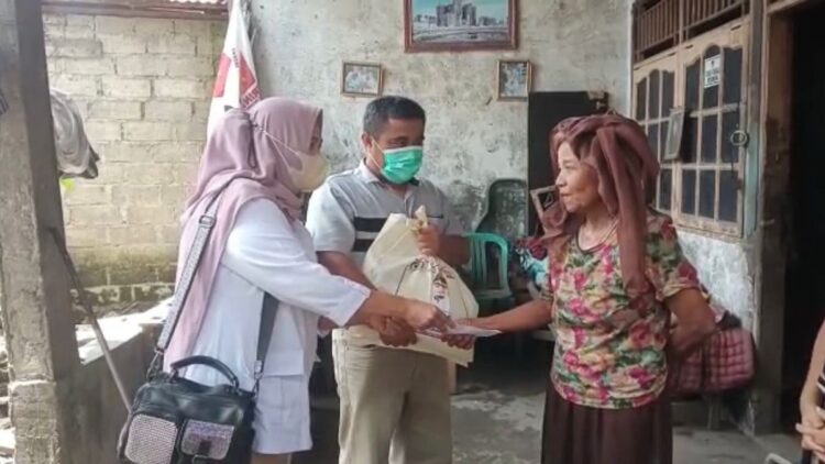 Andre Rosiade Bantu Perempuan Pemulung di Parak Gadang, Padang 1 Pengurus Gerindra Sumbar menyerahkan bantuan dari Anggota Komisi VI DPR RI Andre Rosiade kepada keluarga Farida di Parak Gadang, Padang Timur. (IST)