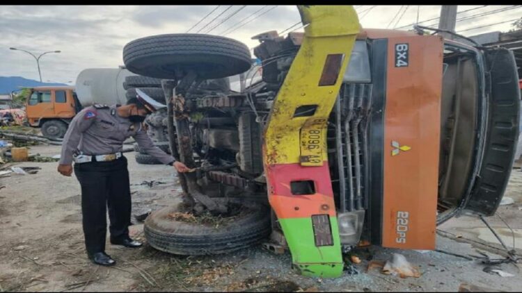 Truk tangki molen masih tergeletak di jalan usai terlibat tabrakan. (IST)