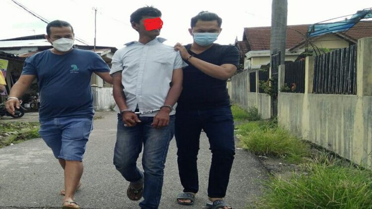 Menyamar jadi Driver Ojek Daring, Polisi Tangkap Pencuri Pagar Makam di Padang 1 Aipda David Rico Darmawan membawa pencuri pagar makam. (IST)
