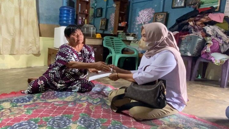 Wakil Ketua DPD Gerindra Sumbar Nurhaida menyerahkan bantuan uang tunai dari Andre Rosiade kepada Nuranis, perempuan yang anak, menantu dan cucunya meninggal karena terbakar di tempat kerjanya. (IST)