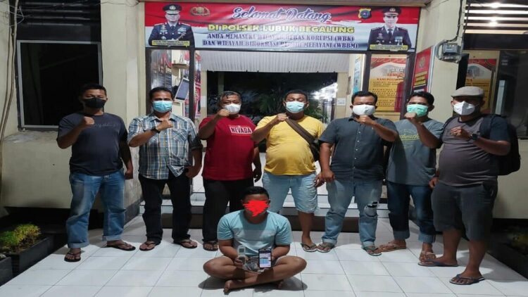 Tergiur Keuntungan, Buruh Dibekuk Polsek Lubeg karena Jual Togel Online 1 Pria yang bekerja sebagai buruh ini ditangkap polisi karena menjual togel online. (IST)