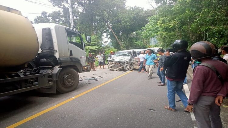 Peristiwa kecelakaan libatkan truk dan minibus terjadi di kawasan Bukit Lampung, Kota Padang. (IST)