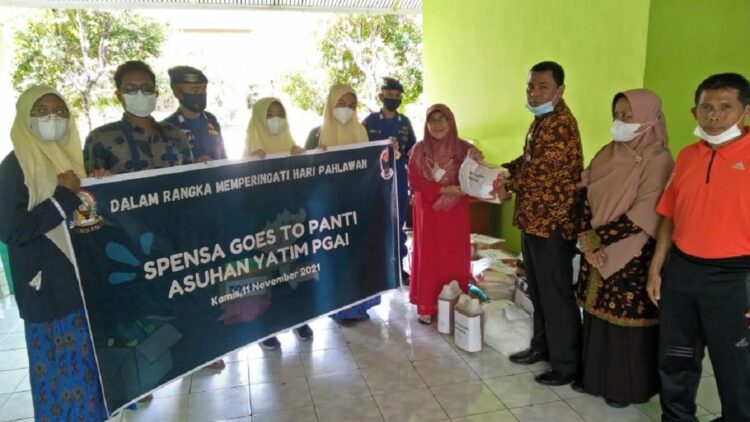 SMPN 1 Padang memberikan bantuan kepada beberapa panti asuhan dibantu Ditpolairud Polda Sumbar. (IST)