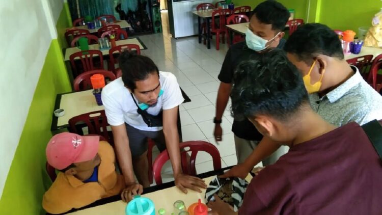 BKSDA dan polisi mengamankan kantong plastik hitam yang berisi sisik trenggiling yang rencananya akan dijual oleh pelaku. (IST)