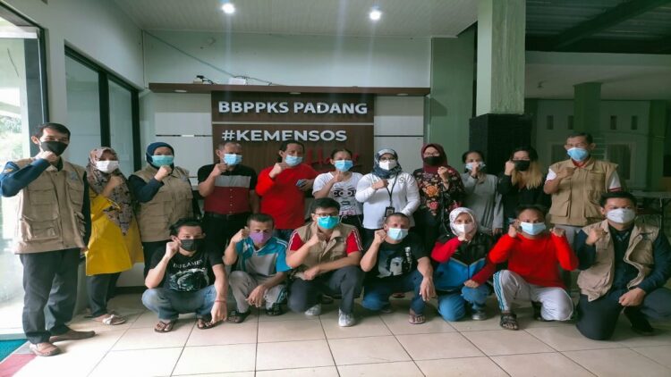 Sembilan PMI usai dideportasi Pemerintah Malaysia akan dipulangkan ke daerah masing-masing. (IST)