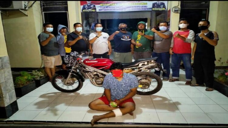 Jambret Gelang Emas di Simpang Lubeg, Tim Phyton Polsek Lubeg Beri "Hadiah" Pelaku 1 Tim Phyton Polsek Lubeg menangkap penjambret gelang emas di kawasan Lubeg. (IST)