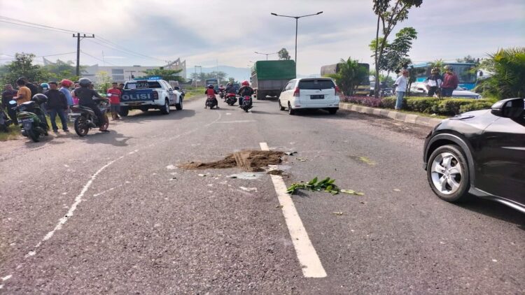 Unit Lakalantas Satlantas Polresta Padang melakukan olah TKP kecelakaan yang terjadi di depan Kantor Balaikota Padang. (IST)