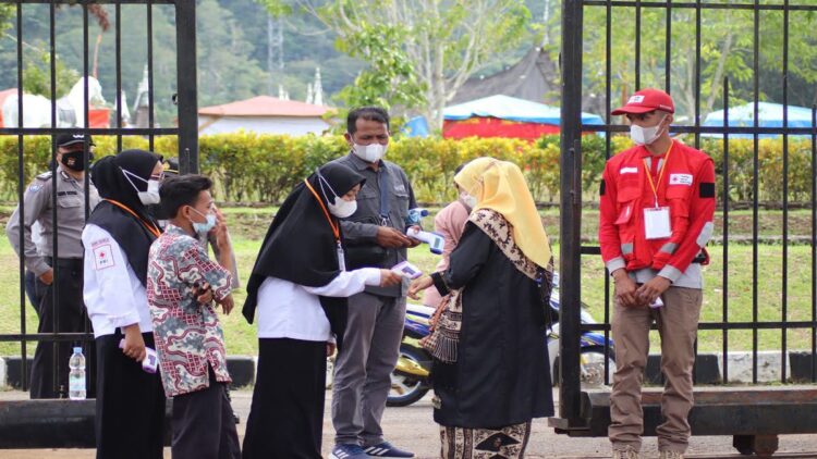 Terapkan Prokes Ketat, Festival Pesona Minangkabau 2021 Sukses Usung Konsep Hybrid Event 1 Panitia Festival Pesona Minangkabau tahun 2021 melakukan pengecekan suhu tubuh. (IST)