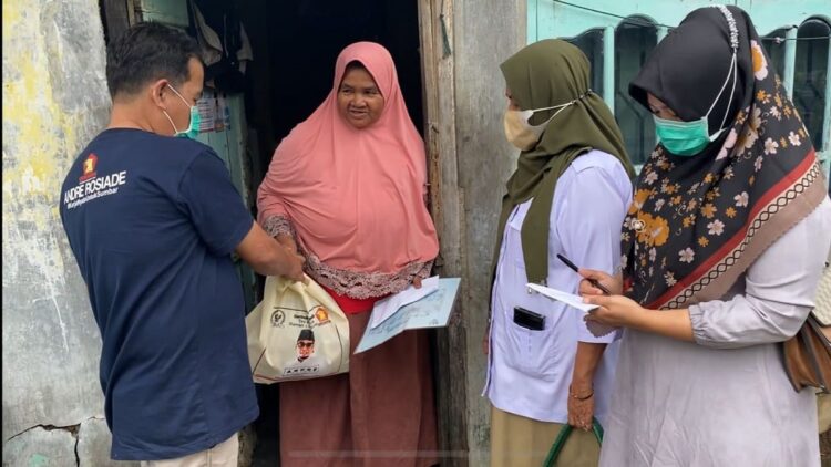 Pengurus DPD Gerindra Sumbar menyerahkan bantuan dari Andre Rosiade kepada pedagang kerupuk kuah, Yurnalis di Purus, Padang Barat, Kota Padang.Pengurus DPD Gerindra Sumbar menyerahkan bantuan dari Andre Rosiade kepada pedagang kerupuk kuah, Yurnalis di Purus, Padang Barat, Kota Padang. (IST)