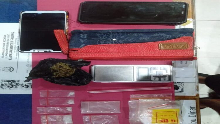 Dua Remaja, Salah Satunya Mahasiswa PT Ternama di Padang Diringkus karena Kasus Narkoba 1 Barang bukti sabu-sabu dan ganja yang diamankan dari kedua remaja pengedar. (IST)