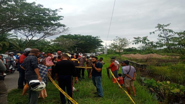 Lokasi penemuan mayat bayi laki-laki sudah dipasangi garis polisi. (IST)