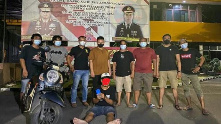 Berbekal Kuitansi Bodong, Pelaku Kutip Uang Keamanan dari Sejumlah Toko di Padang 1 Polisi menangkap pelaku pungutan liar ke sejumlah toko di Kota Padang. (IST)