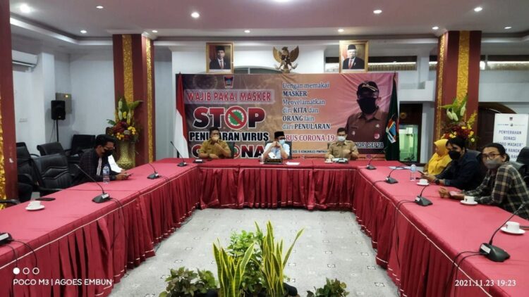 Wali Kota Padang Hendri Septa bersama Kepala Dinas Pemberdayaan Perempuan Perlindungan Anak Pengendalian Penduduk dan Keluarga Berencana Kota Padang Editiawarman saat ekspos dengan wartawan. (IST)