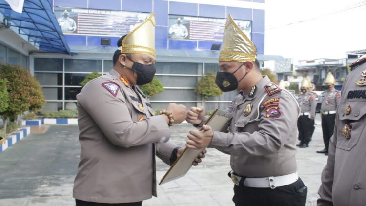Dukung Vaksinasi Massal, Kasat Lantas Polresta Padang Terima Penghargaan dari Dirlantas Polda Sumbar 1 Kasat Lantas Polresta Padang AKP Alfin menerima penghargaan dari Dirlantas Polda Sumbar Kombes Pol Yofie Girianto Putro. (IST)