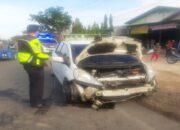 Kecelakaan Tunggal, Honda Jazz Ringsek Hantam Taman Jalan di Bypass Padang