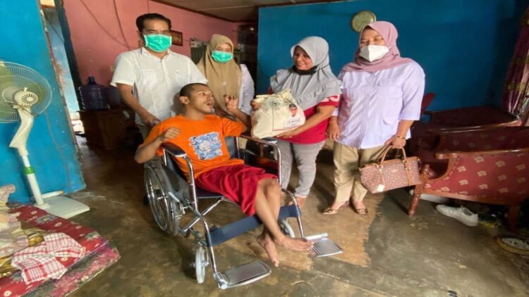 Andre Rosiade Kirim Kursi Roda untuk Anak Penjual Pisang di Padang 1 Pengurus DPD Gerindra Sumbar menyerahkan kursi roda dari Andre Rosiade kepada pemuda berkebutuhan khusus di Parupuk Tabing, Kototangah, Padang. (IST)