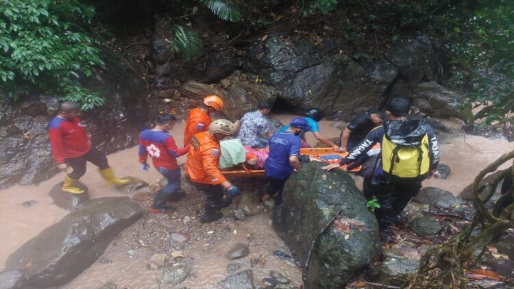 Korban saat dievakuasi dari dasar jurang Kelok Jariang kawasan Bungus Teluk Kabung. (IST)