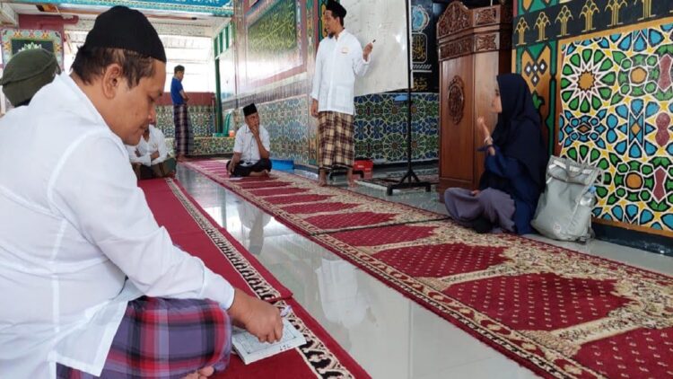Izet saat melaksanakan ibadah di masjid Rutan Anak Air Padang. (IST)