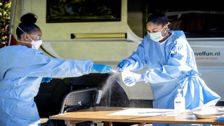 Ilustrasi petugas medis Belanda menangani tes corona. (AFP Photo)