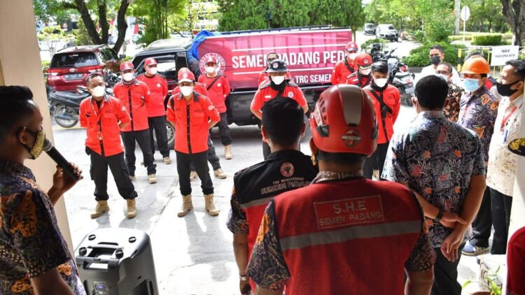 Kirim Bantuan ke Pasbar, Kepala Unit SHE Semen Padang: Ini Misi Kemanusiaan 1 Arahan untuk tim SHE Semen Padang.