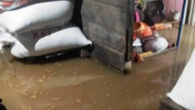 Banjir terjadi di sejumlah lokasi di Kecamatan Talamau Pasaman Barat, Rabu (10/11) tengah malam. Akibatnya sekitar 40 unit rumah terendam air. (Antara/PMI Pasaman Barat)