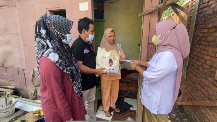 Andre Rosiade Bantu Penjual Gorengan yang sempat Melahirkan di Jalan 1 Pengurus Gerindra Sumbar menyerahkan bantuan uang tunai dan sembako dari Andre Rosiade untuk keluarga Lindrawati dan Feri Fadillah di Dadok Tunggul Hitam, Kototangah, Padang.