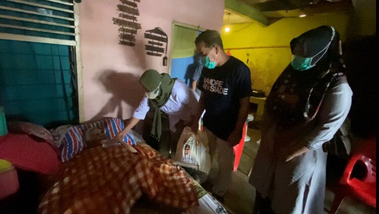 Pengurus Gerindra Sumbar menyerahkan bantuan dari Anggota DPR RI Andre Rosiade kepada nenek Suharsah yang mengalami stroke di Jalan M Hatta, Pauh Padang.